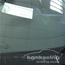 Дугообразная трещина на стекле авто