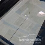 Прямая трещина на стекле авто