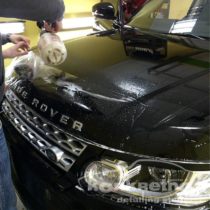 Процесс оклейки пленкой капота Range Rover
