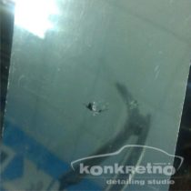 Скол с двумя лучами на лобовом стекле