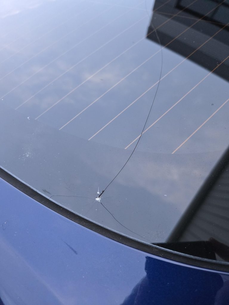 Чем опасна трещина на заднем стекле?